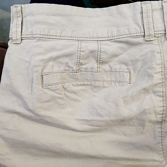 Old Navy Khaki Chino Shorts Women's Size  8 Everyday Summer Basic Neutral EUC - Picture 4 of 7